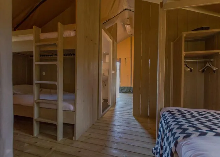 Glamping De Boshoek 假日公园 *