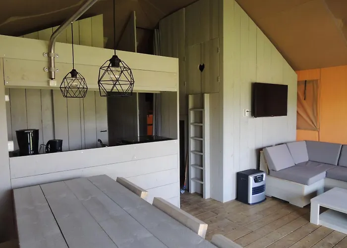 Glamping De Boshoek 假日公园 *