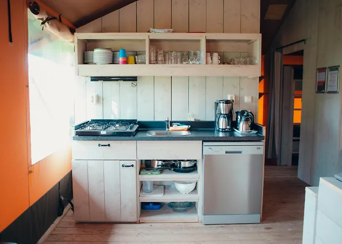 Glamping De Boshoek 假日公园 *